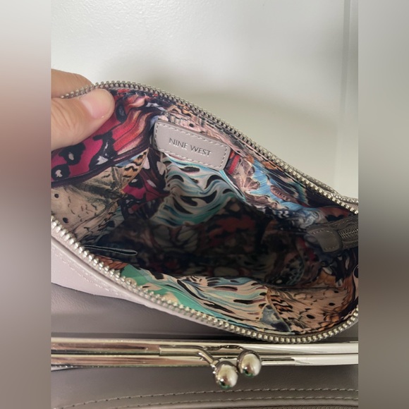 VTG Silver metallic crossbody bag with silver hardware and kiss-lock clasp - Picture 5 of 6